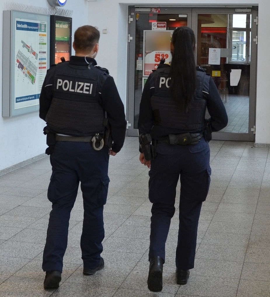 Aus bayerischen Polizeiberichten | Betrunkener Ungar bel&auml;stigt Reisende am Regensburger Hauptbahnhof und widersetzt sich der Polizei