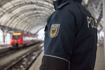 Aus bayerischen Polizeiberichten | Regensburg/Furth im Wald: 49-Jähriger Tscheche entblößt sich im Zug vor Fahrgästen und Enkelin – Bundespolizei ermittelt