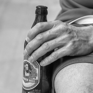 Aus bayerischen Polizeiberichten | Regensburg: Äthiopier wirft Glasflasche auf fahrendes Auto