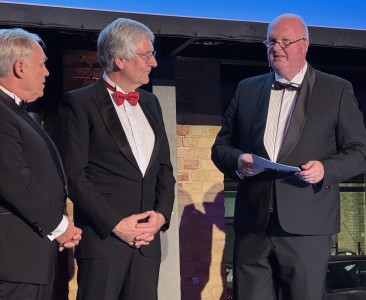 Meldung | DGOU – Wissenschaftliche Gesellschaft ernennt Prof. Grifka zum Ehrenmitglied