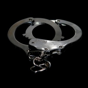 Aus bayerischen Polizeiberichten | Regensburg: 20-jährige Deutsche will Festnahme von tunesischem Tatverdächtigen verhindern