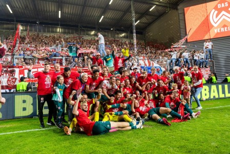 In & Out | Das Wunder von Wiesbaden: Jahn schafft Aufstieg in die 2. Liga!