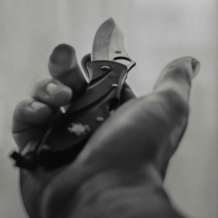 Aus bayerischen Polizeiberichten | Donau-Einkaufszentrum: Syrischer Ladendieb zieht Messer – Polizei überwältigt ihn mit Pfefferspray – in Klinik eingeliefert