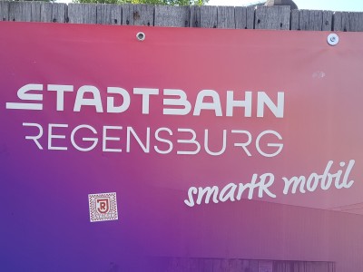 In & Out | Stadtbahn fährt gegen die Wählerwand