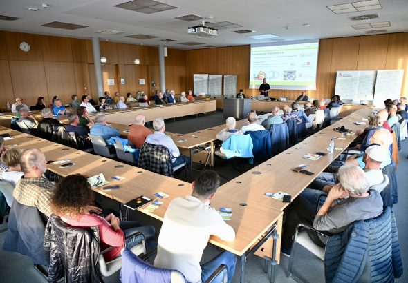 2026-10-14-L3_zukunftsfähig_heizen_LRA_HCW_Gut gefüllter Sitzungssaal
