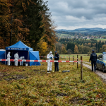 Firefly_Gemini Flash_A professional journalistic photograph of a police investigation site at the edge of 488840