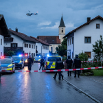 Firefly_Gemini Flash_Dokumentarisches Pressefoto, Polizeigroßeinsatz in einer bayerischen Dorfstraße in de 427416