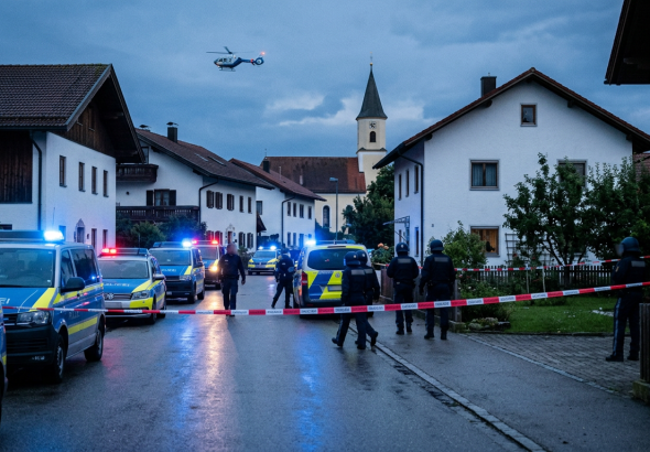 Firefly_Gemini Flash_Dokumentarisches Pressefoto, Polizeigroßeinsatz in einer bayerischen Dorfstraße in de 427416